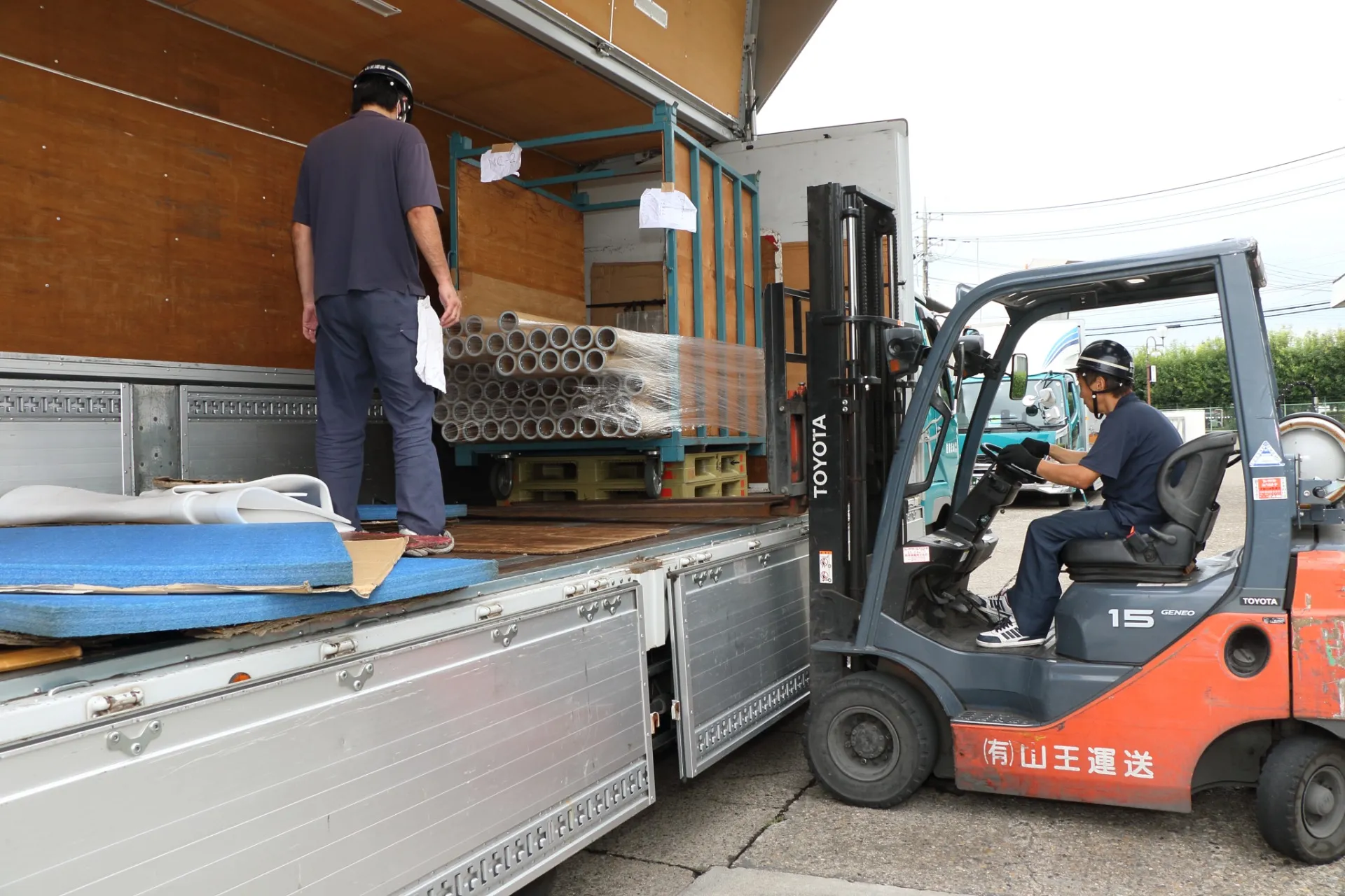 新人さんには先輩が優しく教えてくれます☆